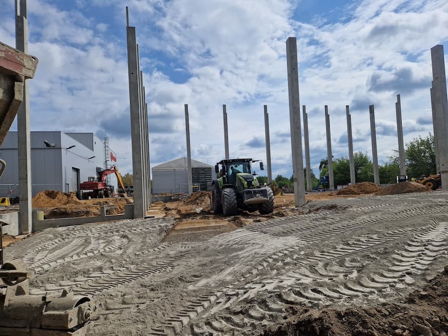 maszyna budowlana wykonująca stabilizacje gruntu